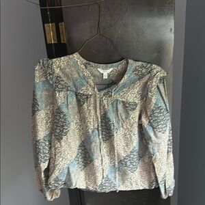 Time and Tru Blue and Cream Flutter Sleeve Blouse